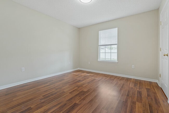 Building Photo - 6 Lemay Pl