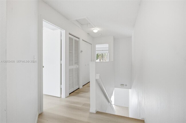 Building Photo - 2066 Madeira Dr