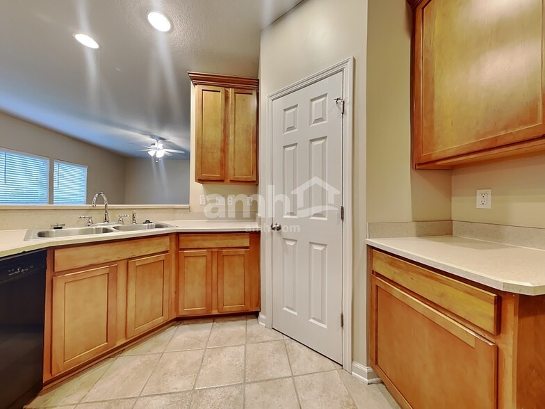 Building Photo - 9243 Prosperity Lake Dr