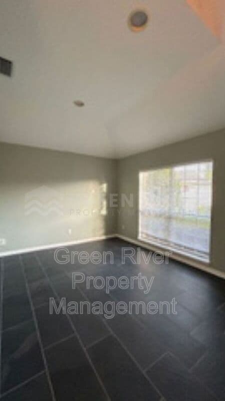 Building Photo - 1559 Lakeway Dr