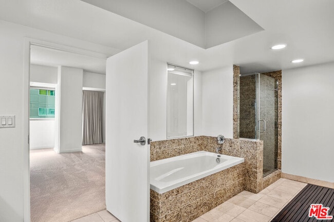 Building Photo - 13700 Marina Pointe Dr