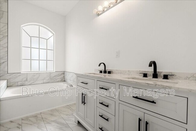 Building Photo - 1923 Bridgeview Cir