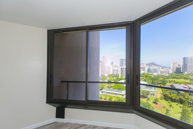 Building Photo - Canterbury Place - Fully renovated with hi...