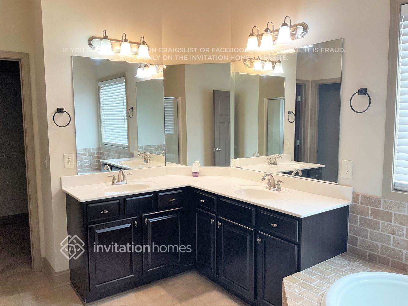 Building Photo - 3968 Sovereign Dr