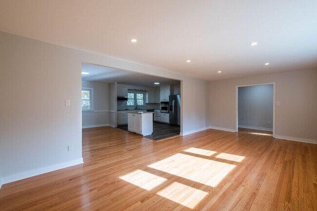 Building Photo - Newly remodeled 3/2.5