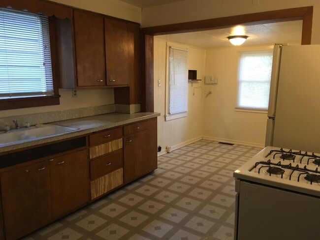 Building Photo - 2 BR Apt Near Downtown