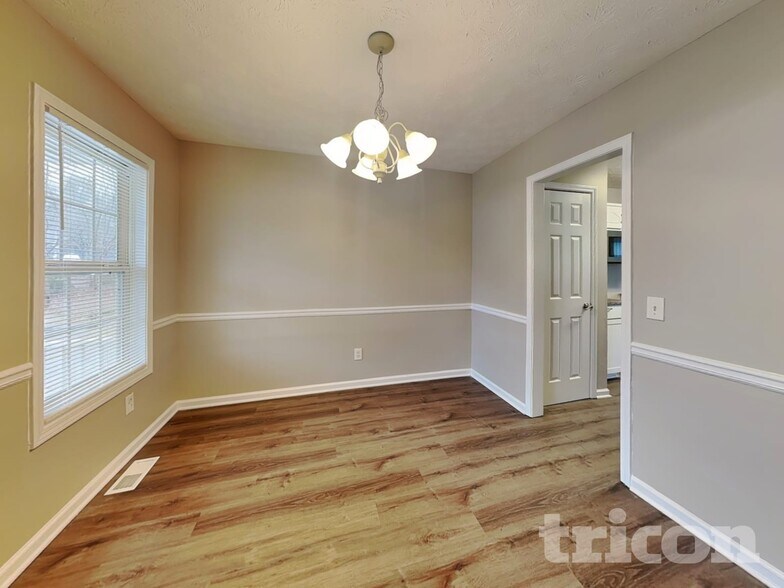 Building Photo - 401 Breeze Way