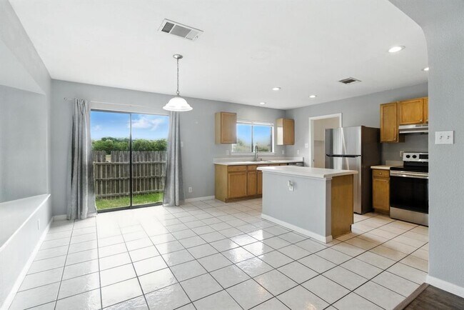 Building Photo - 2402 Glen Field Dr