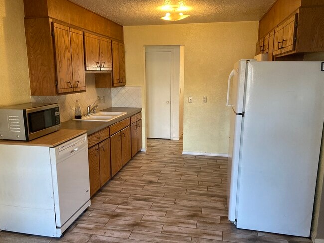 Building Photo - 2402 Spruce Dr