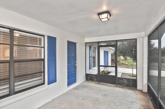 Building Photo - 1202 E 7th St