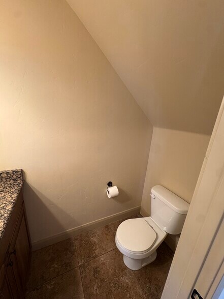 1/2 Bathrrom - 920 25 E St