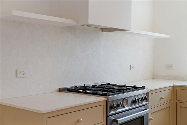 Building Photo - 800.5 N Edinburgh Ave