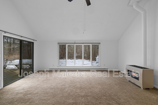 Building Photo - 8 Honey Hill Ln