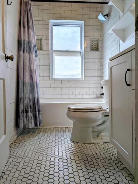 Building Photo - 1021 E 76th St