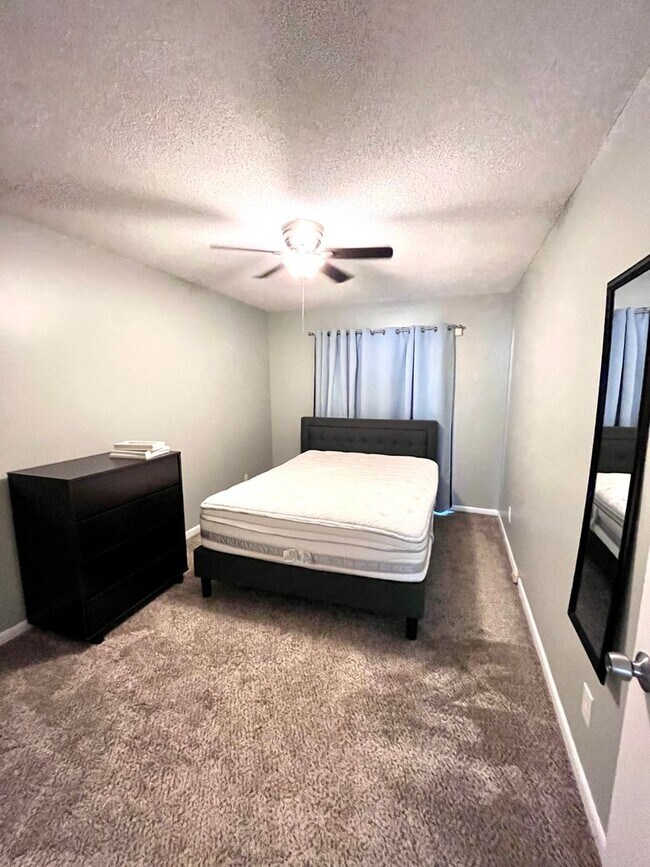 Building Photo - Poinsettia