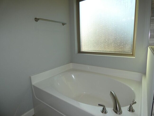 Building Photo - 4985 Creekside Ln