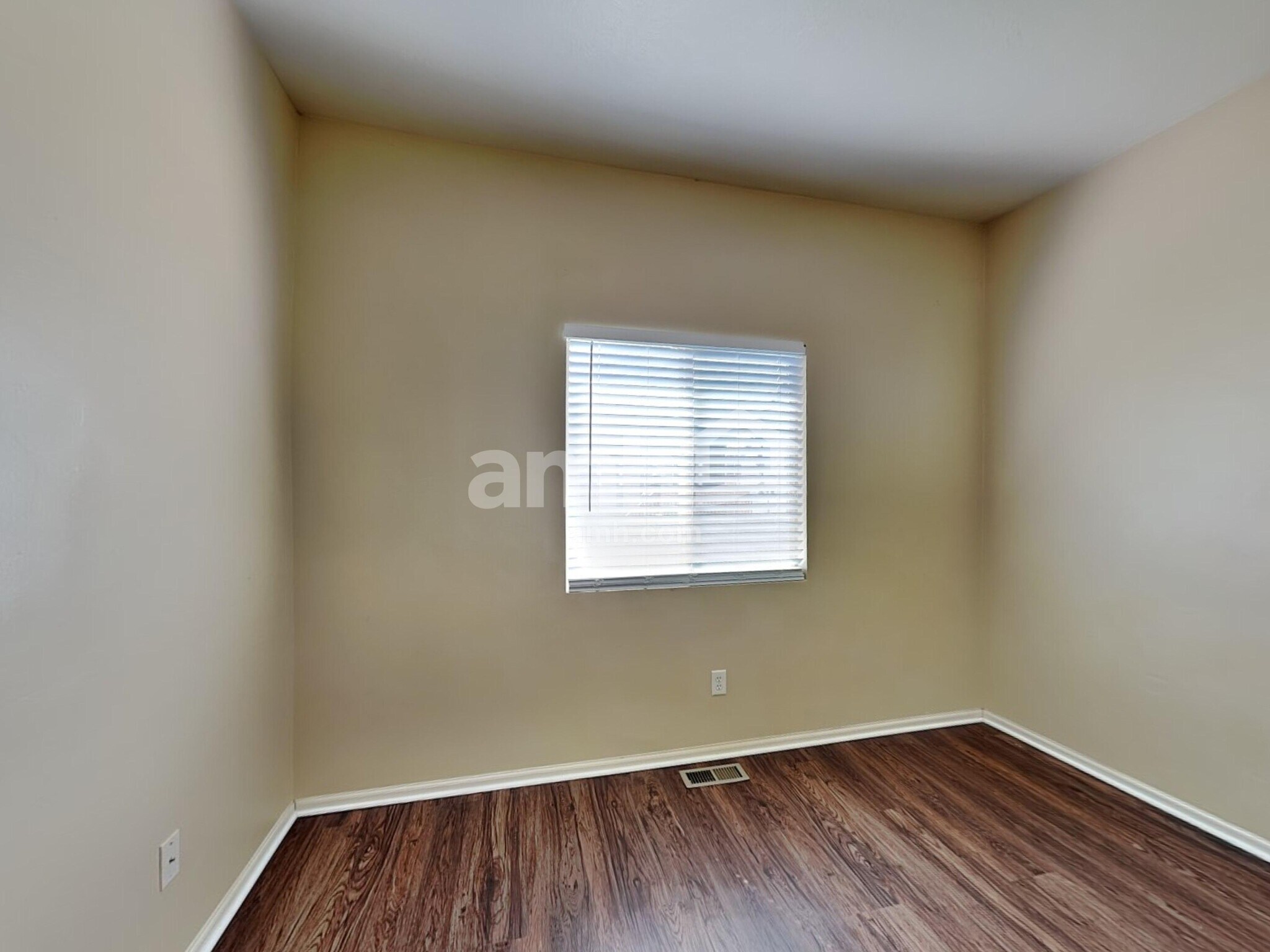 Building Photo - 31 W Clear Water Dr