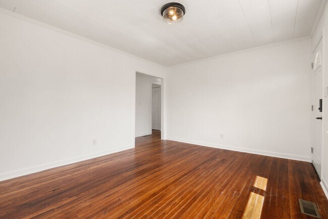 Building Photo - Newly Renovated Ranch-style Home