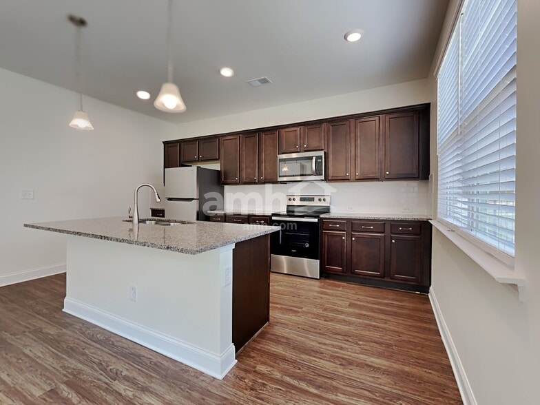 Building Photo - 7043 Creeksong Dr