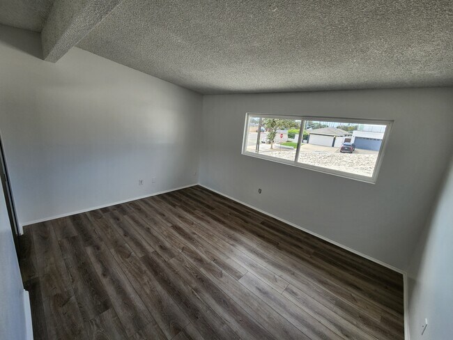 Building Photo - 702 N Paulina Ave