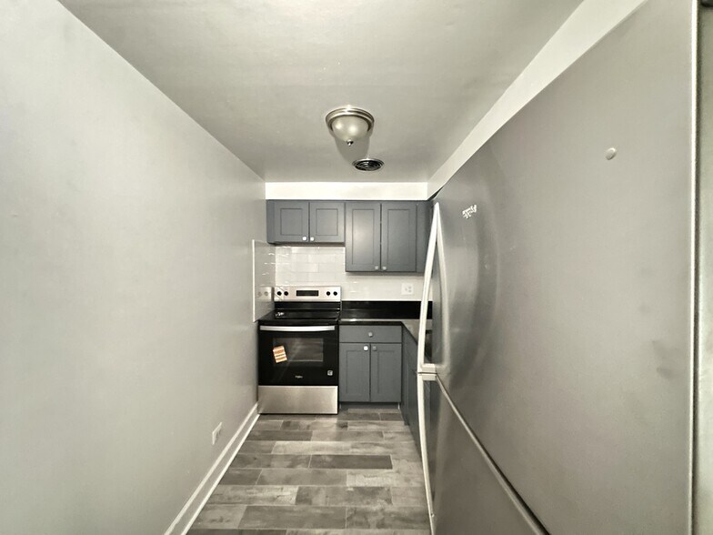 Building Photo - 3825 N Pine Grove Ave