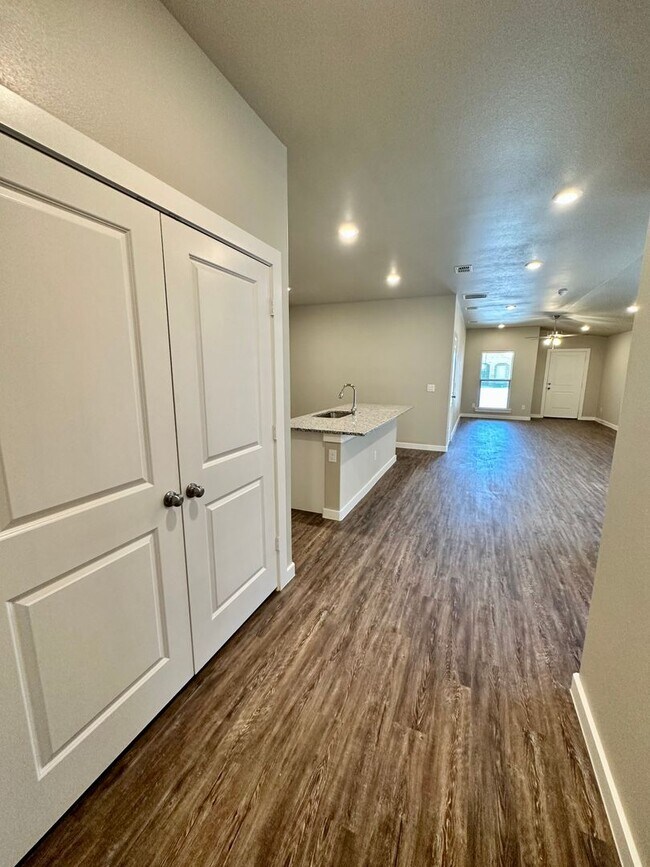 Building Photo - Indulge in Luxury: Upscale 3-Bedroom Duplex for Rent in Coveted Harvest Neighborhood