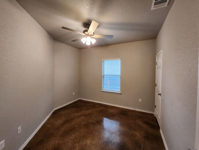 Building Photo - 620 Heathers Wy