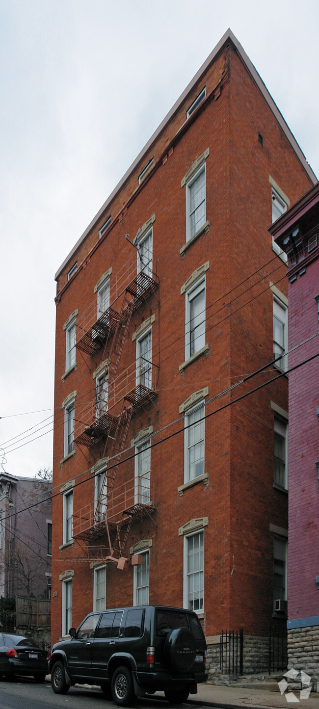 Building Photo - 554 Milton St