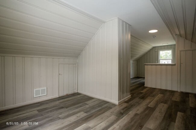 Building Photo - 28253 Schram St