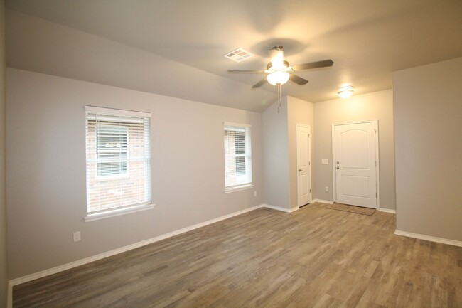 Building Photo - Cute 3 Bedroom Duplex in Edmond