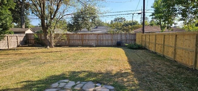 Building Photo - 4817 Lido Ln