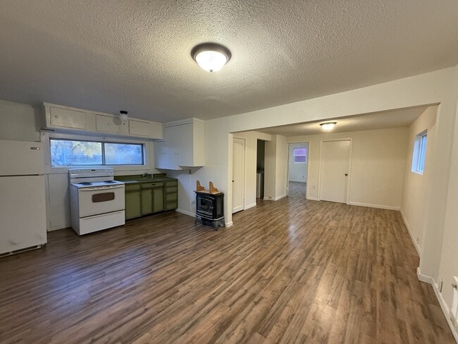 Building Photo - 173 SE Lane Ave