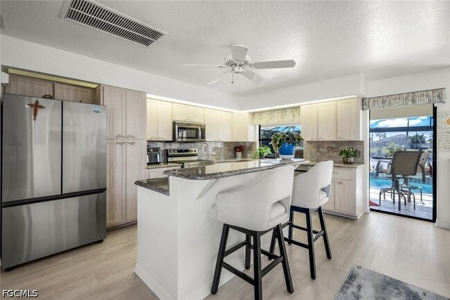 Building Photo - 2556 SW 28th Pl