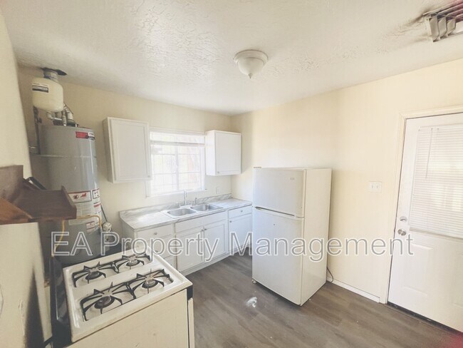 Building Photo - 525 Cedar St SE