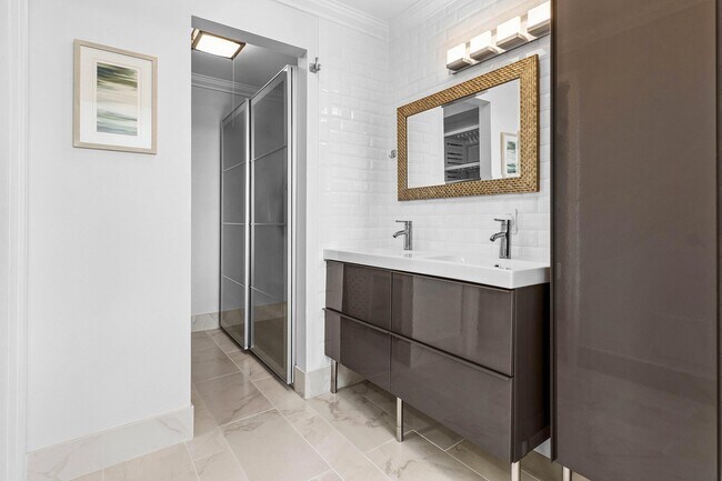 Building Photo - 14 Royal Palm Way