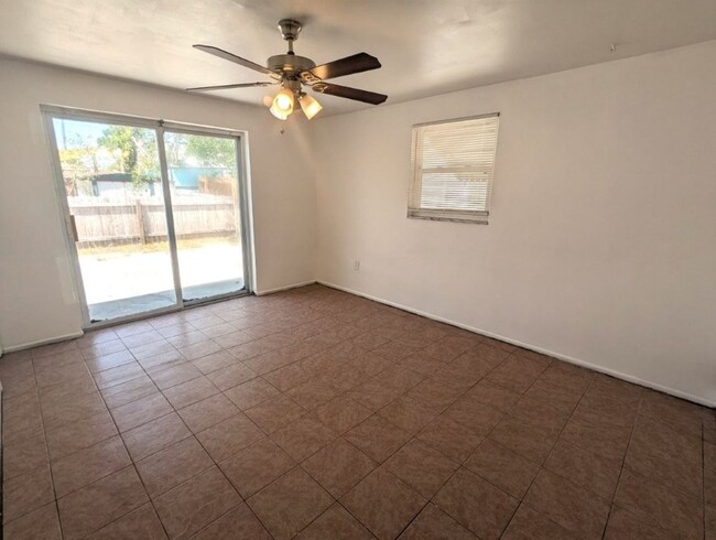 Building Photo - CORNER LOT 2/2 over 1246sf with NEW lvp fl...