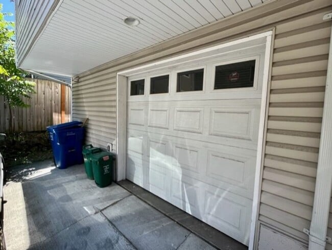 Building Photo - Greenwood Townhome