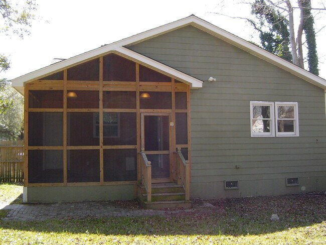 Building Photo - Spacious 3 Bedroom House in Byrnes Down!
