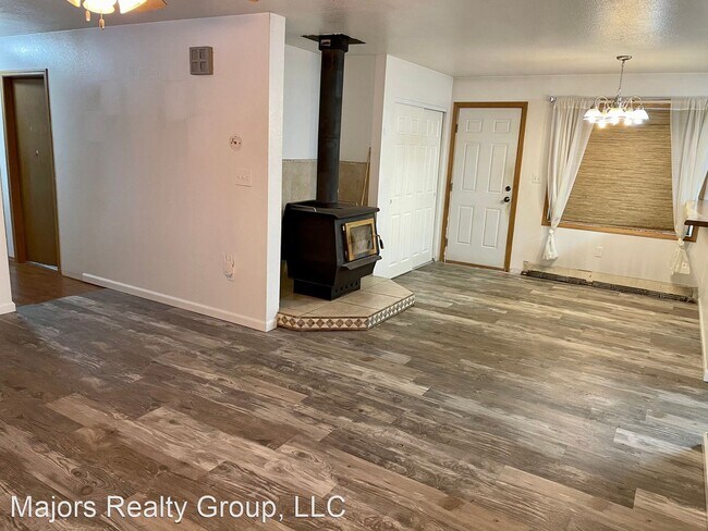 Building Photo - 4 br, 2 bath House - 1070 Oak Crest Crt.