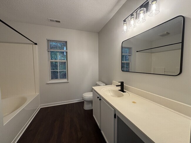 Building Photo - Newly Renovated 3 BR 2.5 Bath home in Oak ...