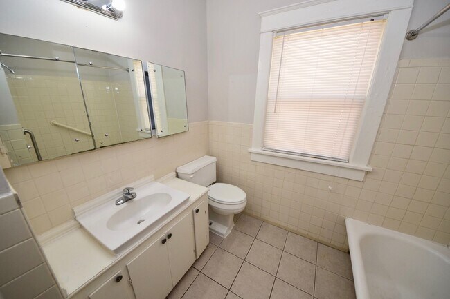 Building Photo - 3 bed, 1 bath near UOM