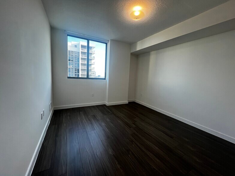 Building Photo - 1344 NE Miami Ct