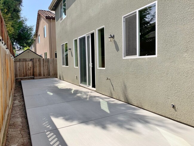 Building Photo - 4 Bedroom Home in Hollister