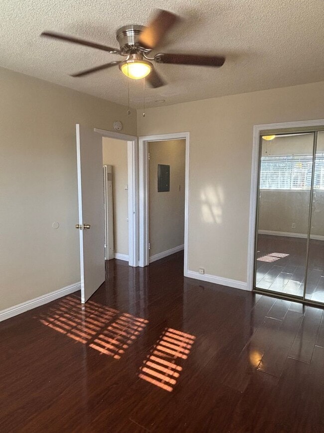Building Photo - 1 Bedroom available now in East LA