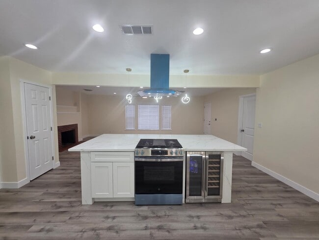 Building Photo - 1098 E 21st St