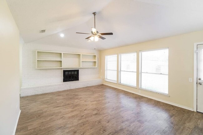 Building Photo - 207 Queens Ct