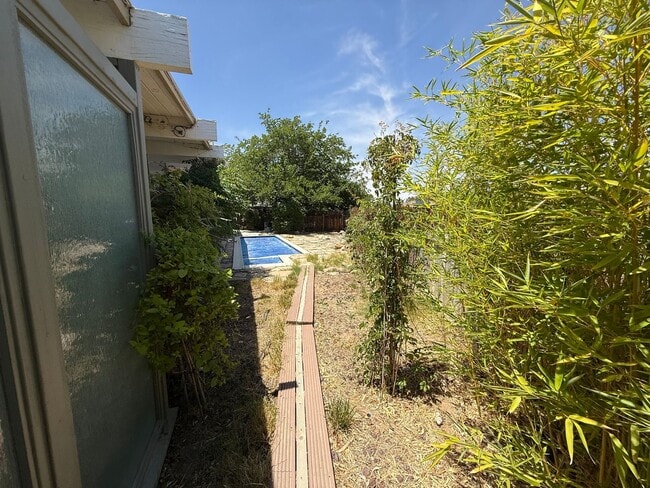 Building Photo - High Desert Retreat- 3 Bedrooms, 2 Bathroo...