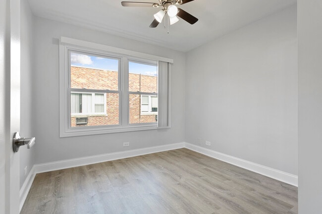 Building Photo - 7630 N Eastlake Terrace