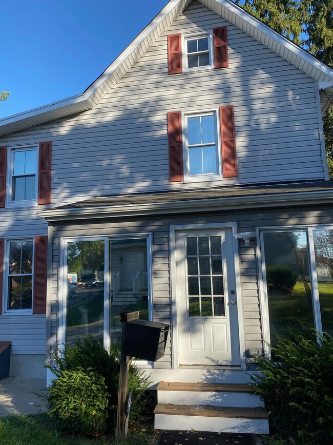 Building Photo - 438 Main St