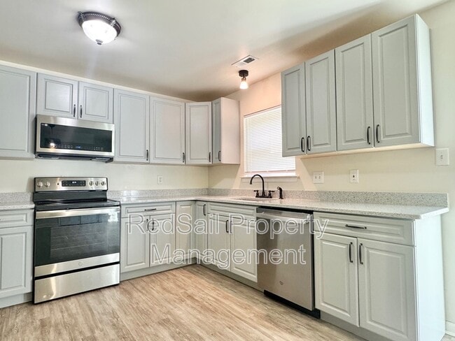 Building Photo - 520 Michael Irvin Dr
